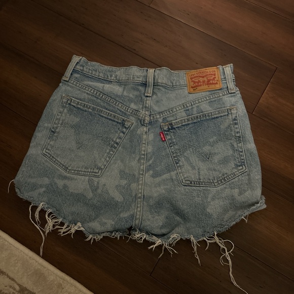Levi's Light Blue Camo Wash High-Rise Denim Shorts - Picture 2 of 2